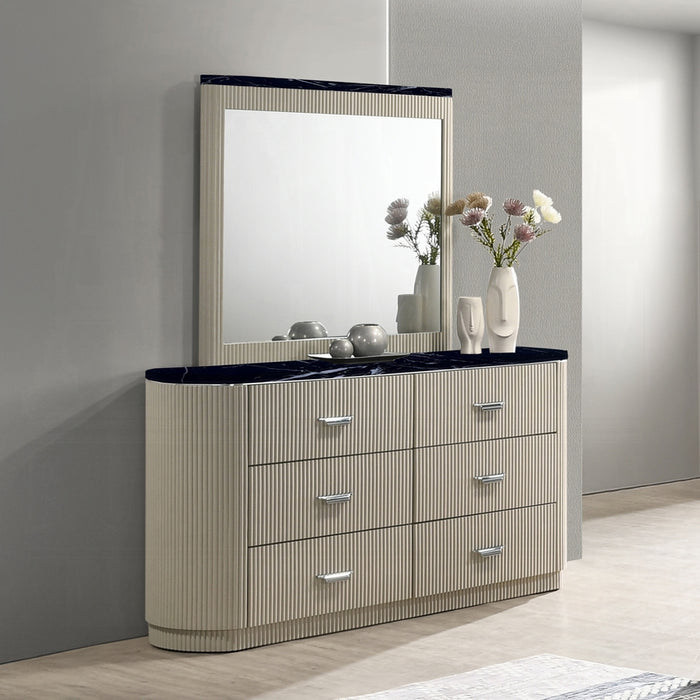 Travonte Mirror