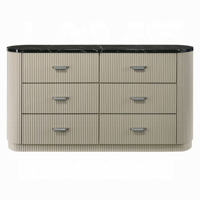 Travonte Dresser