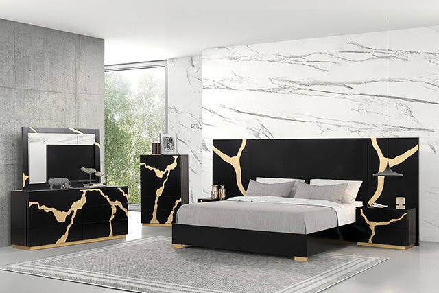 Goldsberg Queen Bed w/ Wall Panels